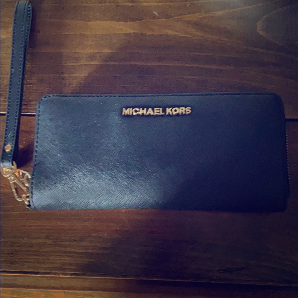 Michael Kors Continental wristlet